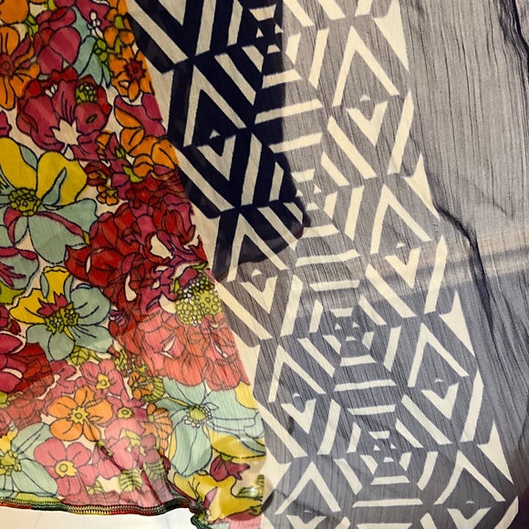 Large multi colored scarf/wrap/throw or multifunctional item - Picture 2 of 6